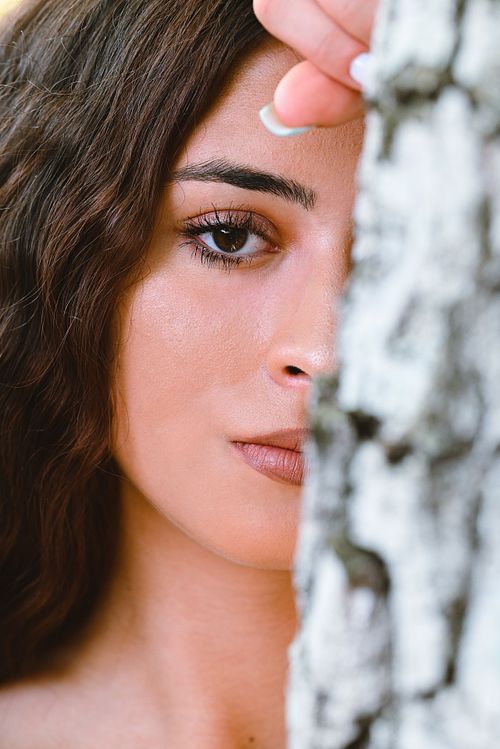 portret artistic feminin cu focus pe expresia ochilor