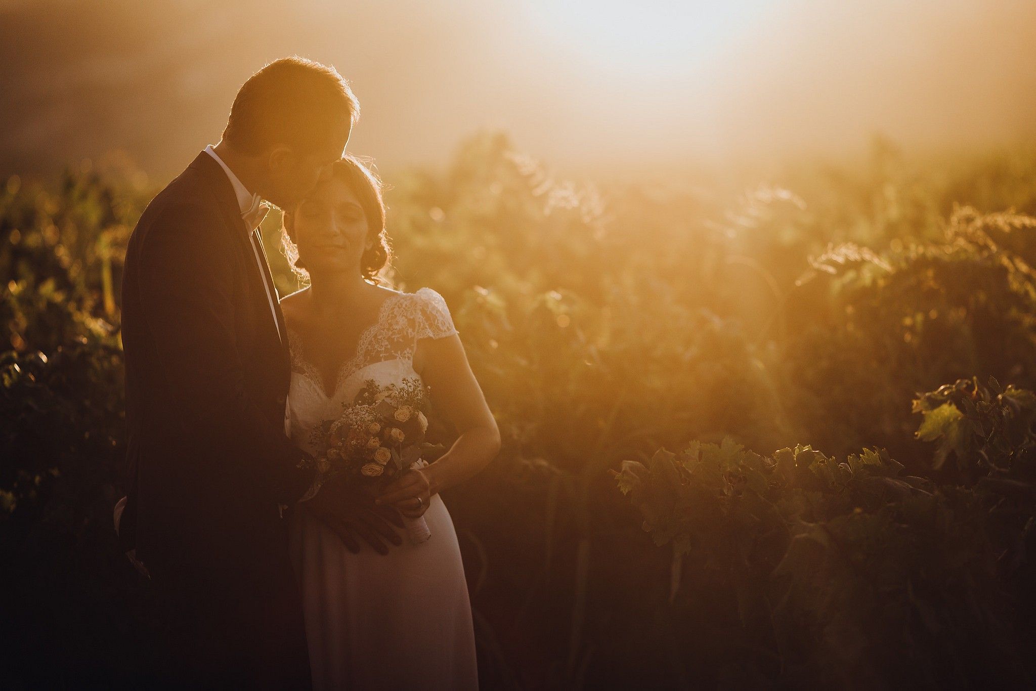 Portrait de couple pendant le mariage sous un coucher de soleil magnifique captur&eacute; par S&eacute;bastien CLAVEL photographe de Mariage &agrave; Lyon et Gen&egrave;ve