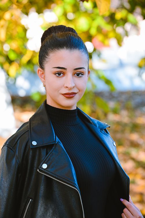 portret feminin outdoor cu stil modern și atitudine puternică