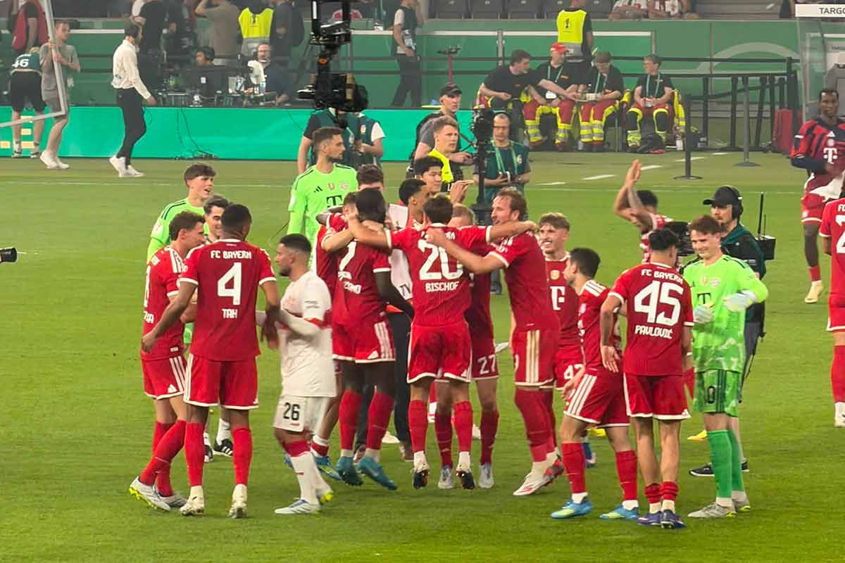 Der Abpfiff des Pokalfinales - 3:0 für Bayern München liess alle Spieler jubelnd auf das Feld rennen