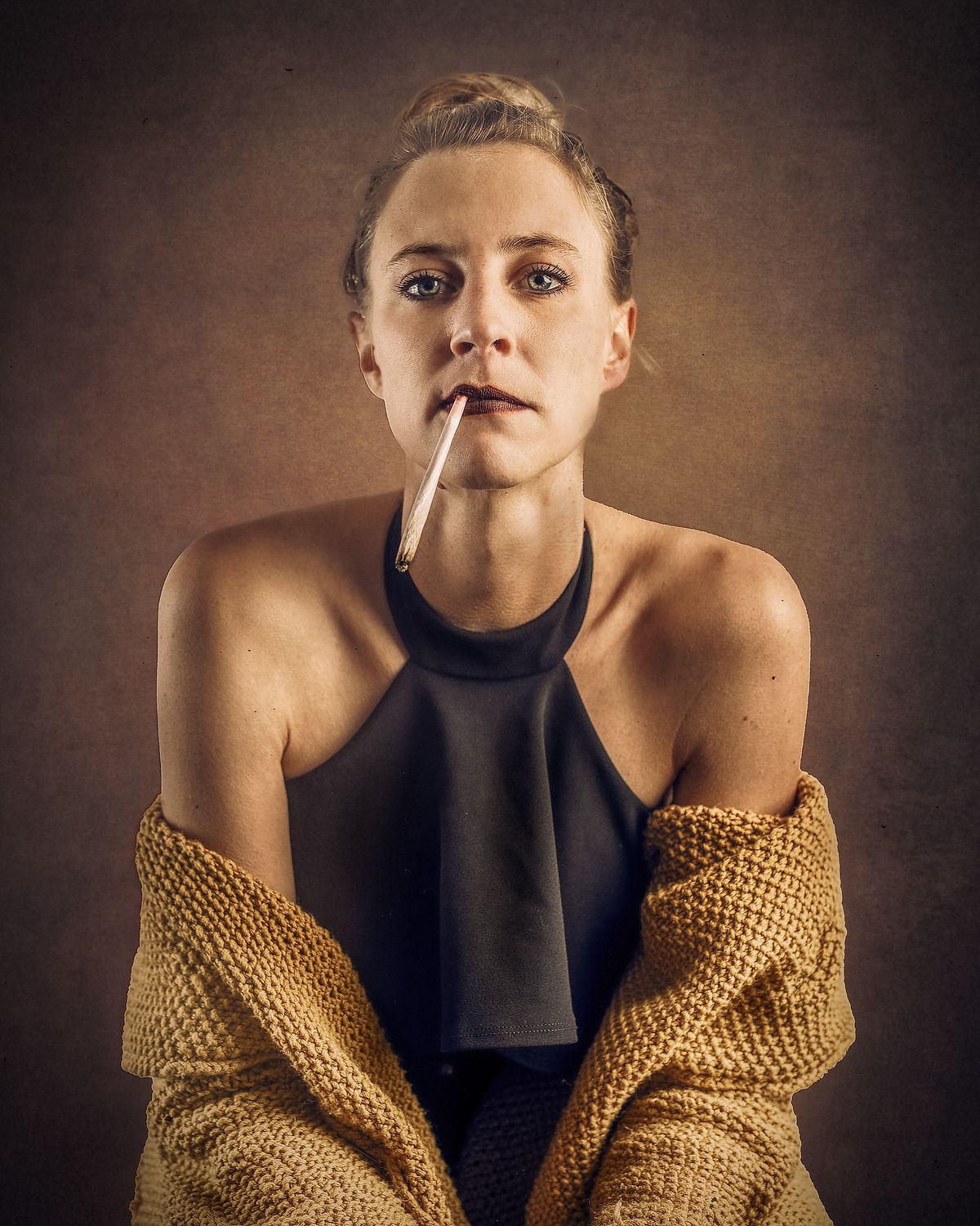 photo tarot Darkness Make Me Grow, femme introspective &agrave; moiti&eacute; dans l&rsquo;ombre, symbolisant la croissance par la noirceur