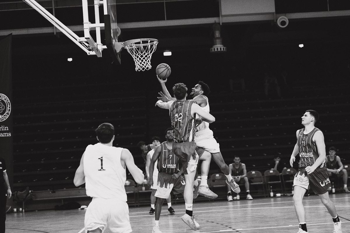 Kimoni N'Sond&eacute; Lay Up Courtside Basketball Berlin Dreams