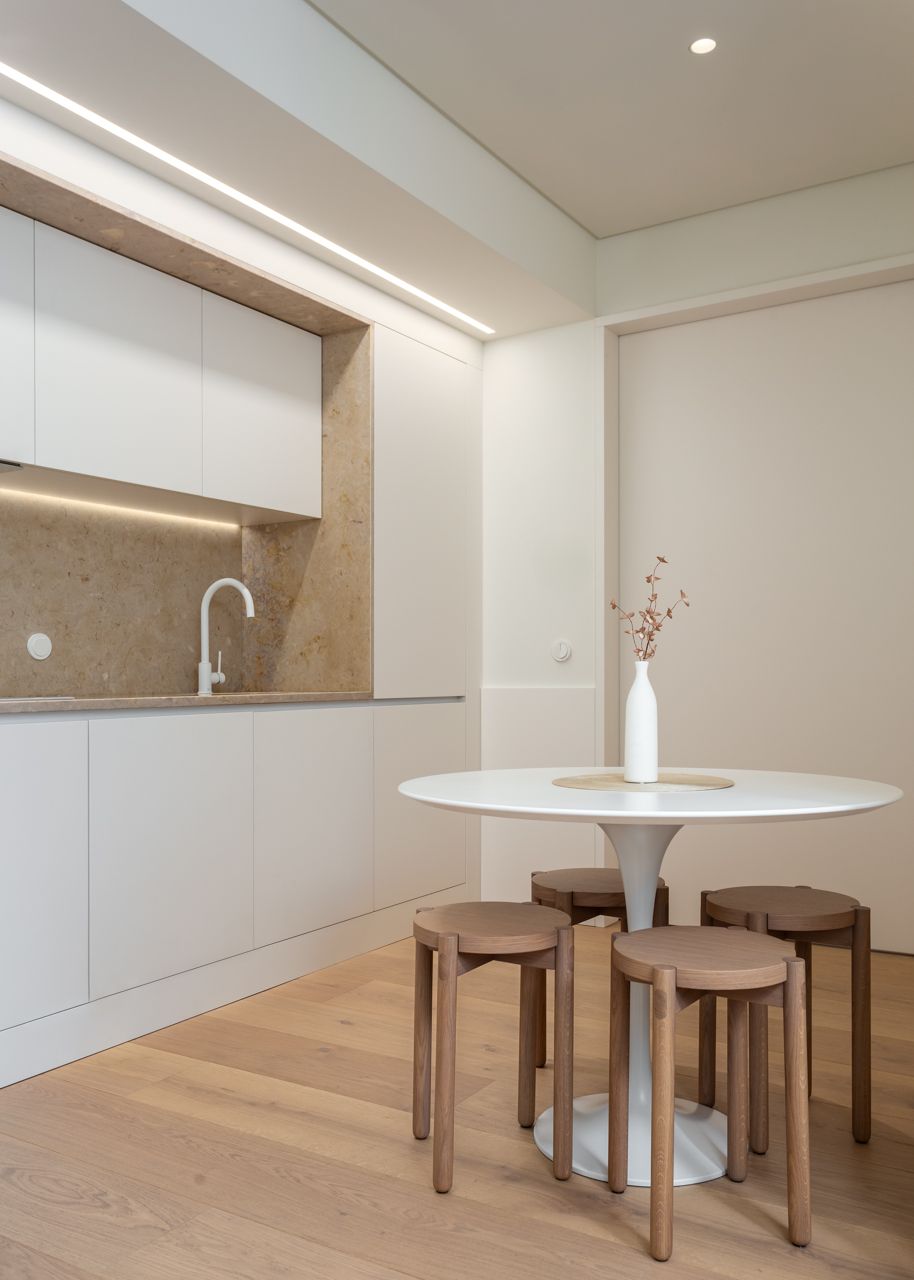 Fotografia de no Apartamento Reabilitado na Av. Roma, Lisboa, projeto do ATELIÊ 22.