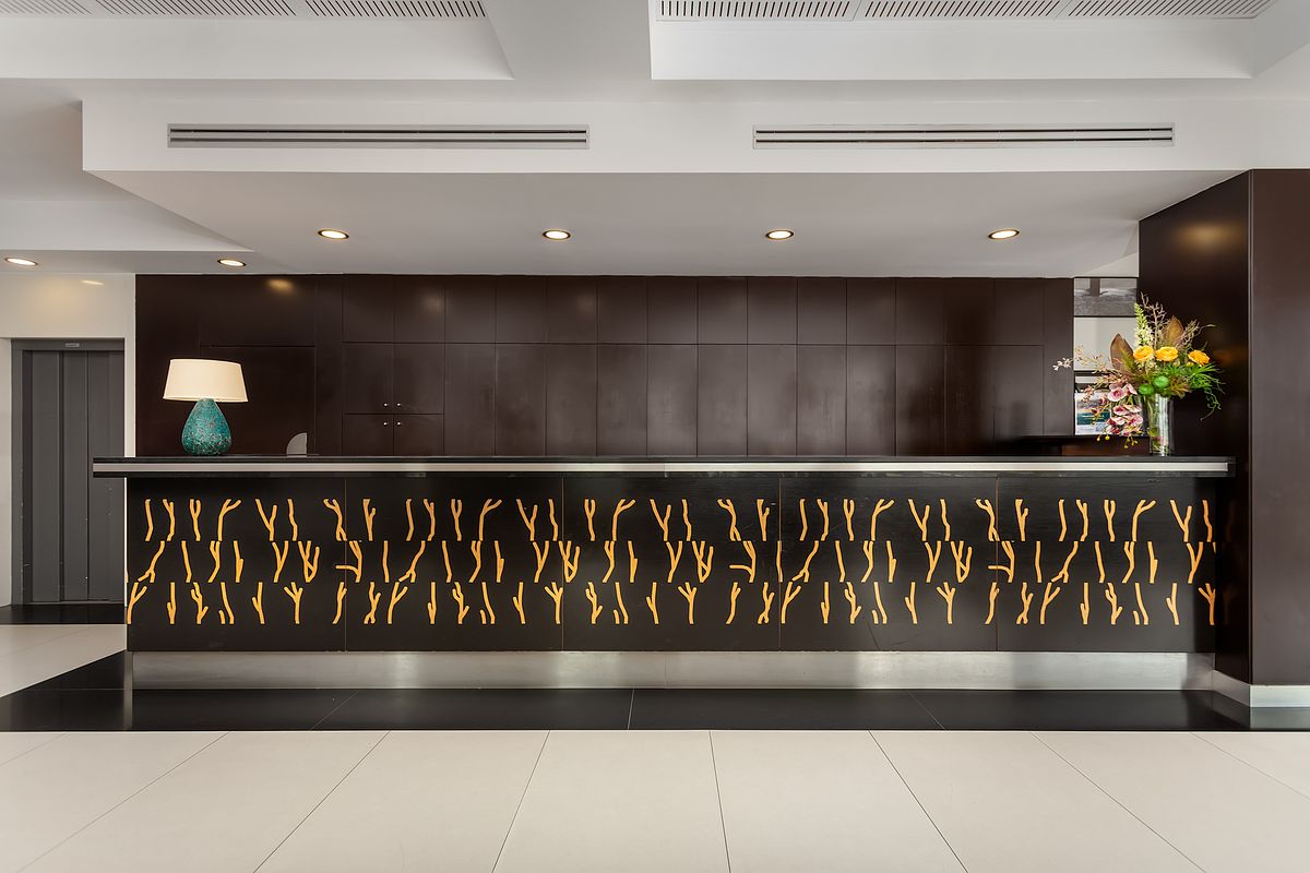 Rece&ccedil;&atilde;o do Hotel Ba&iacute;a Cascais ap&oacute;s renova&ccedil;&atilde;o &ndash; fotografia de interiores de hotel