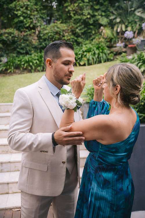 Bride & Groom get ready for the wedding day
