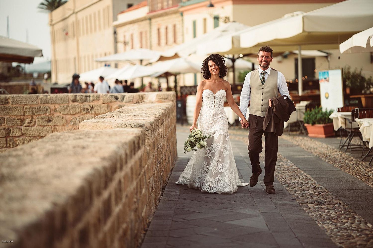 Davide Atzei Fotografia - Reportage matrimonio Alghero sposi che camminano mano nella mano