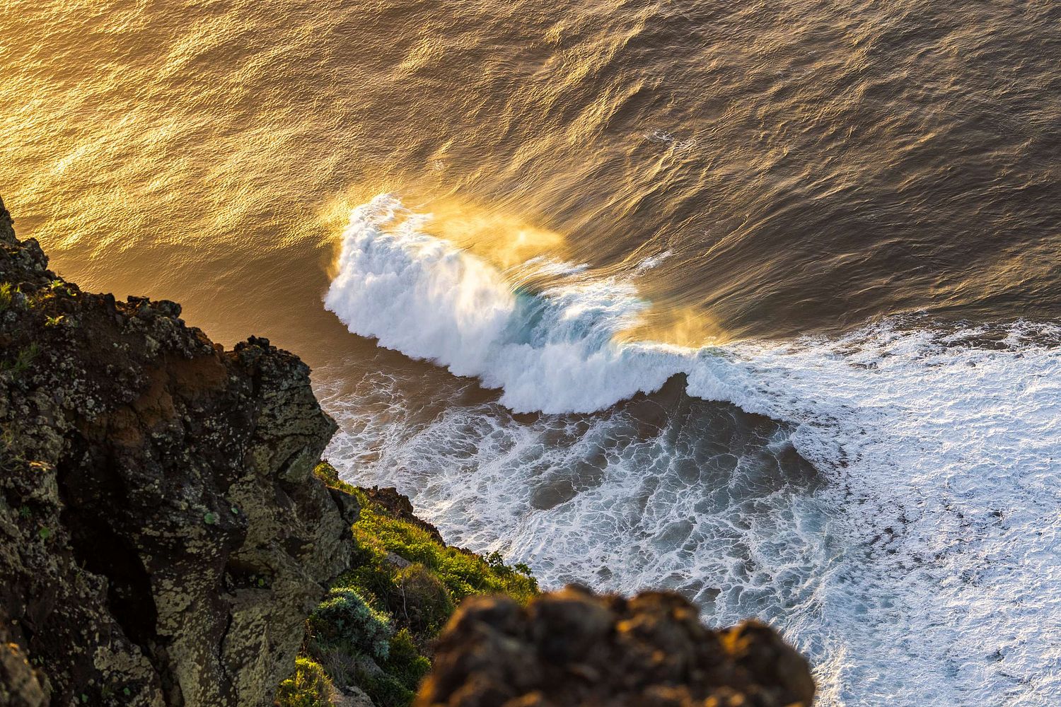 Brechende Welle bei Sonnenuntergang