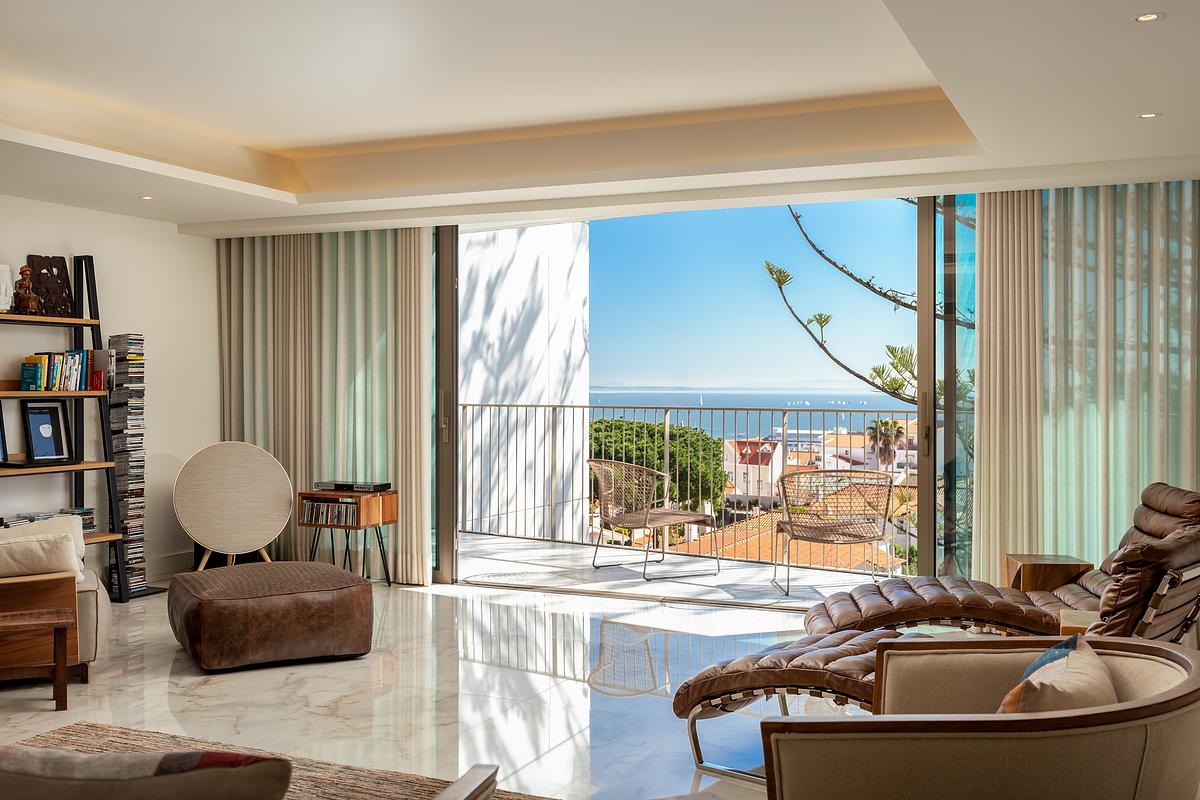 &Aacute;rea social de apartamento T4 de luxo no Legacy Residences Cascais com vista mar