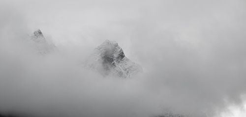 sommets norvégiens dans la brume, photo minimaliste en noir et blanc