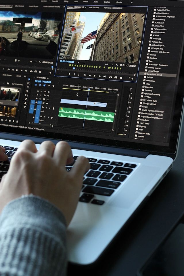 Video-editor werkt aan een project